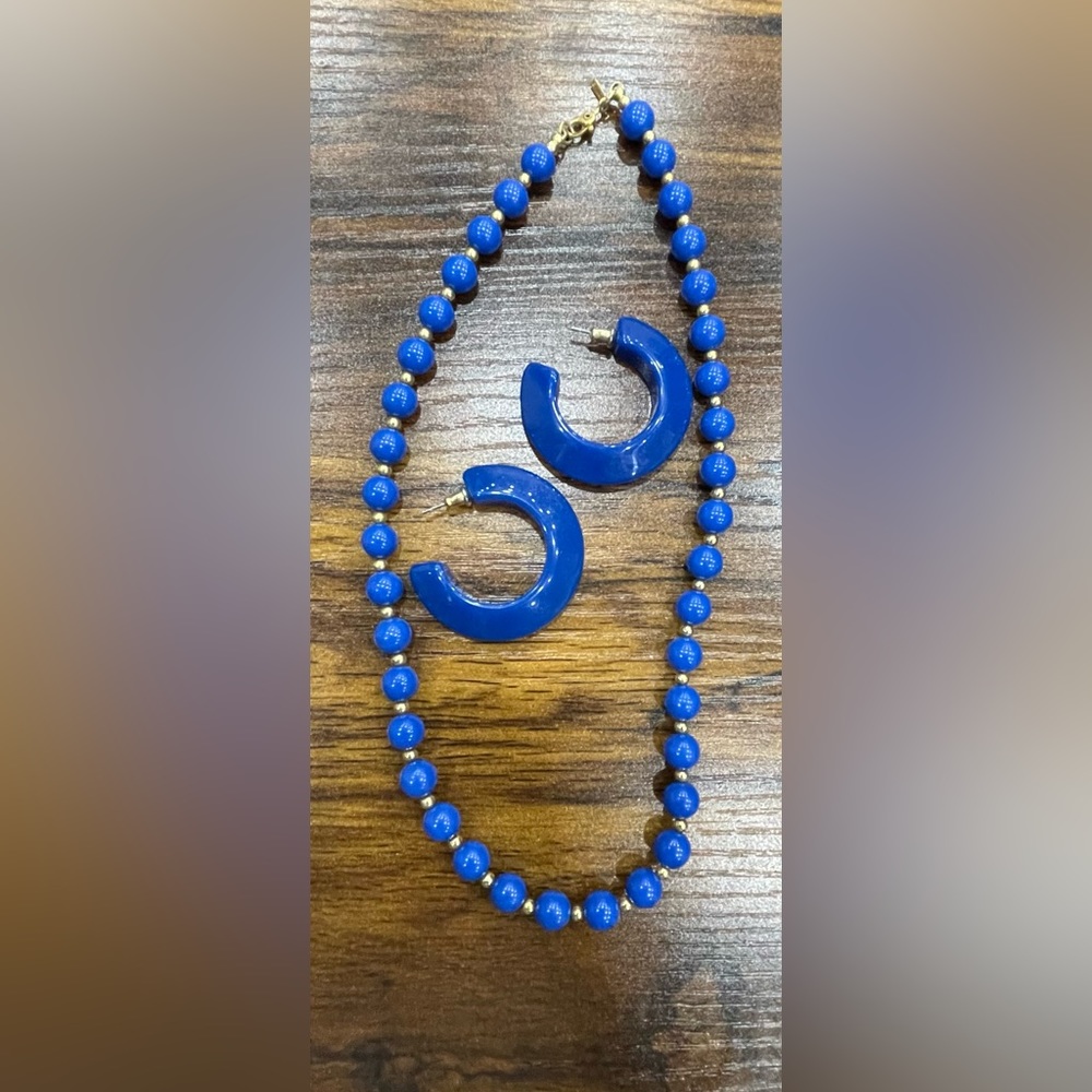 VINTAGE 80s beaded necklace and C shaped hoop earrings. Royal blue.